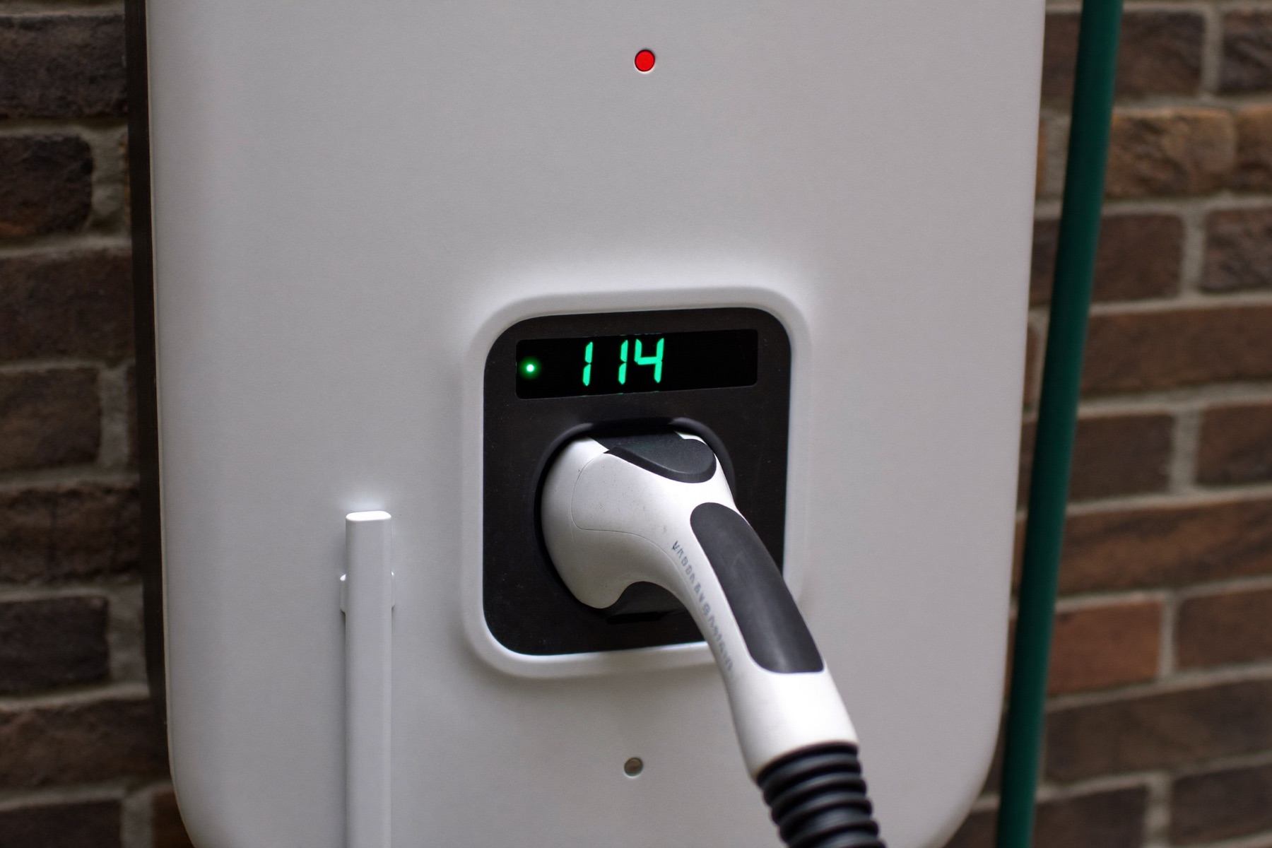 Close-up van een laadpaal met kWh-meter